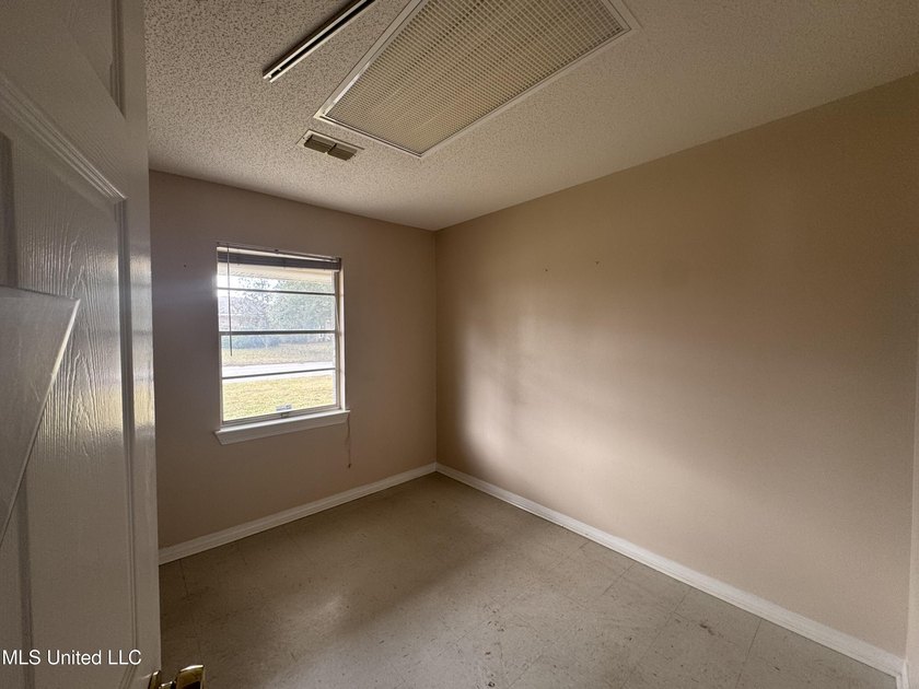 This 1,823 SF medical office building is move-in ready and - photo 29