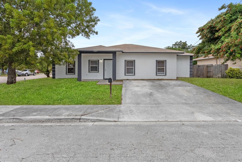 Single family home with 4 beds &amp; 2 baths.. Recently underwent a - photo 2