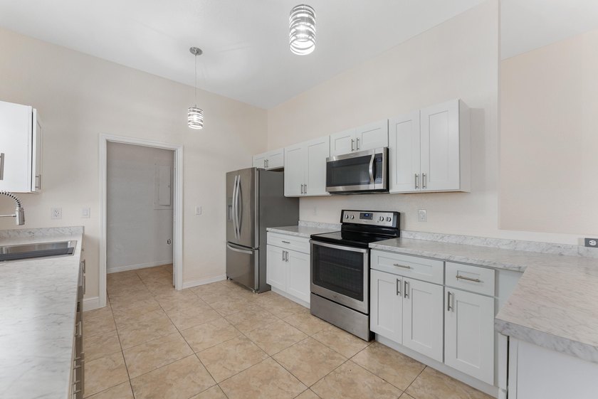 Single family home with 4 beds &amp; 2 baths.. Recently underwent a - photo 4
