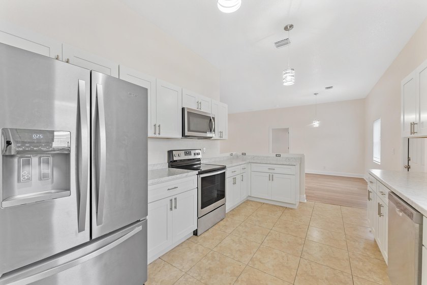 Single family home with 4 beds &amp; 2 baths.. Recently underwent a - photo 5
