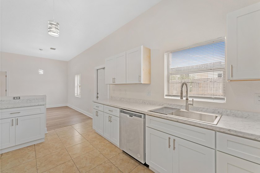 Single family home with 4 beds &amp; 2 baths.. Recently underwent a - photo 6