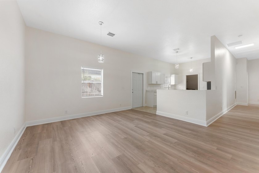 Single family home with 4 beds &amp; 2 baths.. Recently underwent a - photo 7