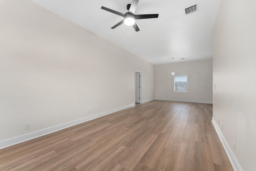 Single family home with 4 beds &amp; 2 baths.. Recently underwent a - photo 8