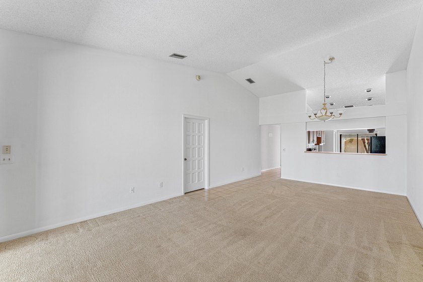 DISCOVER THE INCREDIBLE POTENTIAL OF THIS SPACIOUS VILLA IN A - photo 6