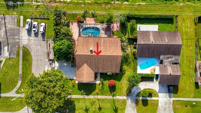 Spacious 4-bedroom, 2-bathroom pool home offering incredible - photo 7