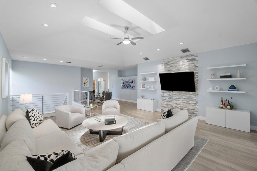 Light, open, and thoughtfully updated, this penthouse residence - photo 6