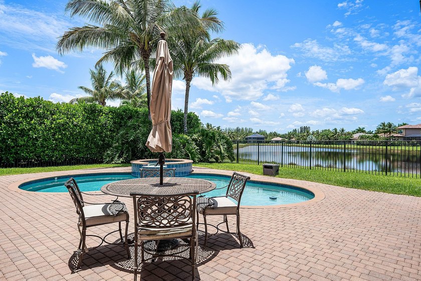 Beautifully upgraded 5-bedroom Colonnade residence set on an - photo 2
