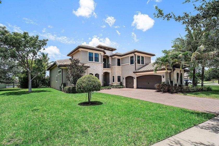 Beautifully upgraded 5-bedroom Colonnade residence set on an - photo 4
