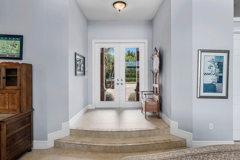 Beautifully upgraded 5-bedroom Colonnade residence set on an - photo 5