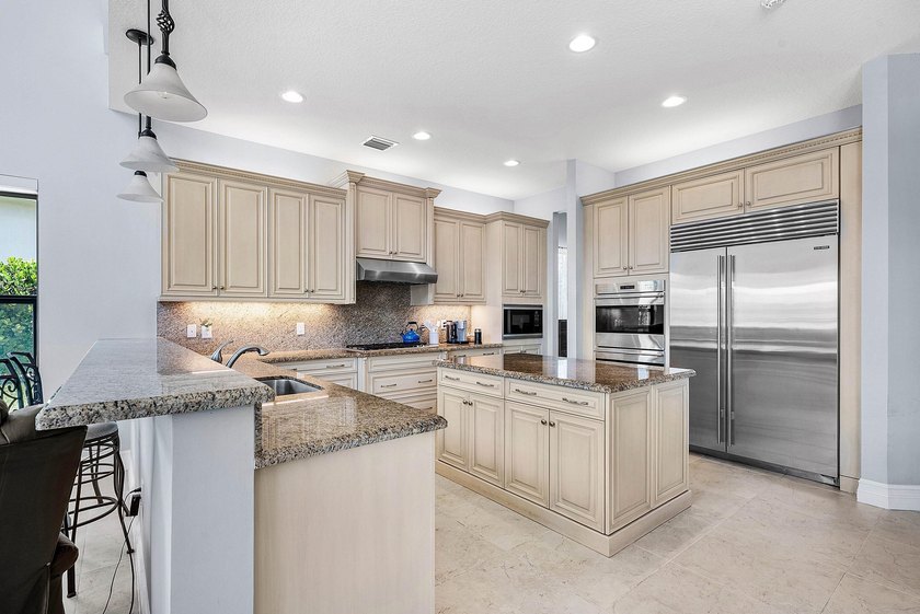 Beautifully upgraded 5-bedroom Colonnade residence set on an - photo 8