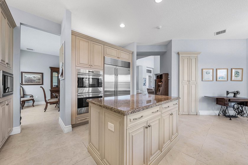 Beautifully upgraded 5-bedroom Colonnade residence set on an - photo 9