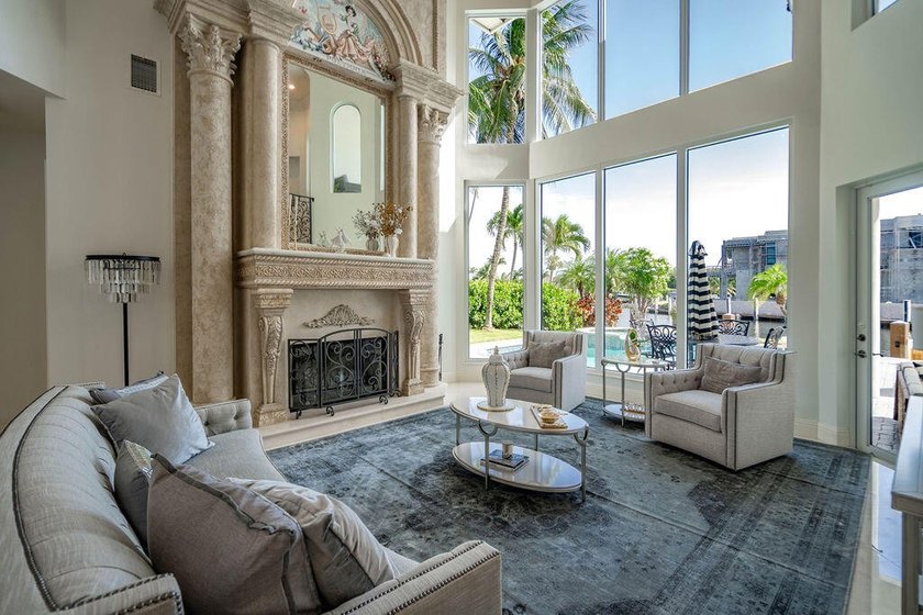 Fantastic intersecting canal views highlight this beautifully - photo 7