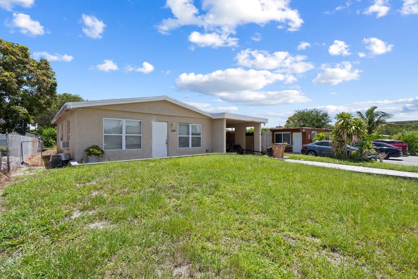 Single family home located east of I95 in Deerfield Beach. This - photo 3