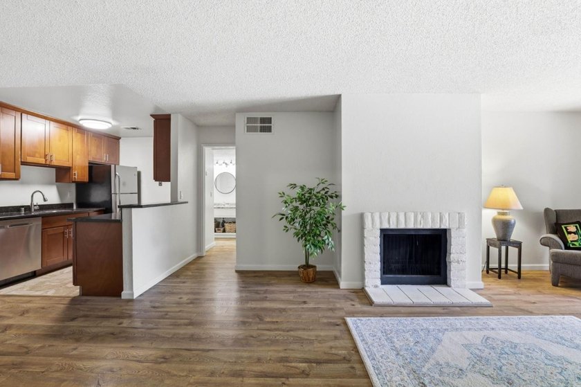 Wonderful starter, down-sizing, or investment property! Located - photo 2