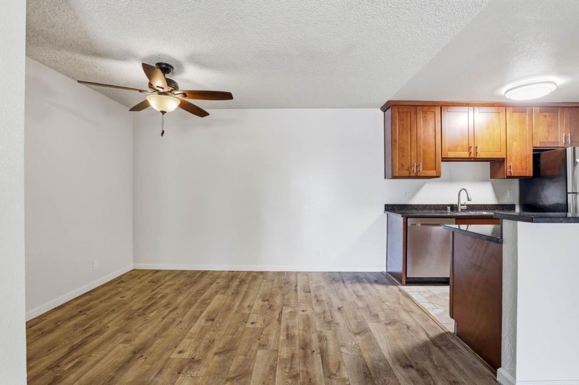 Wonderful starter, down-sizing, or investment property! Located - photo 4