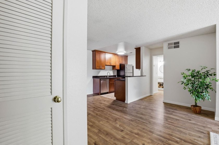 Wonderful starter, down-sizing, or investment property! Located - photo 8