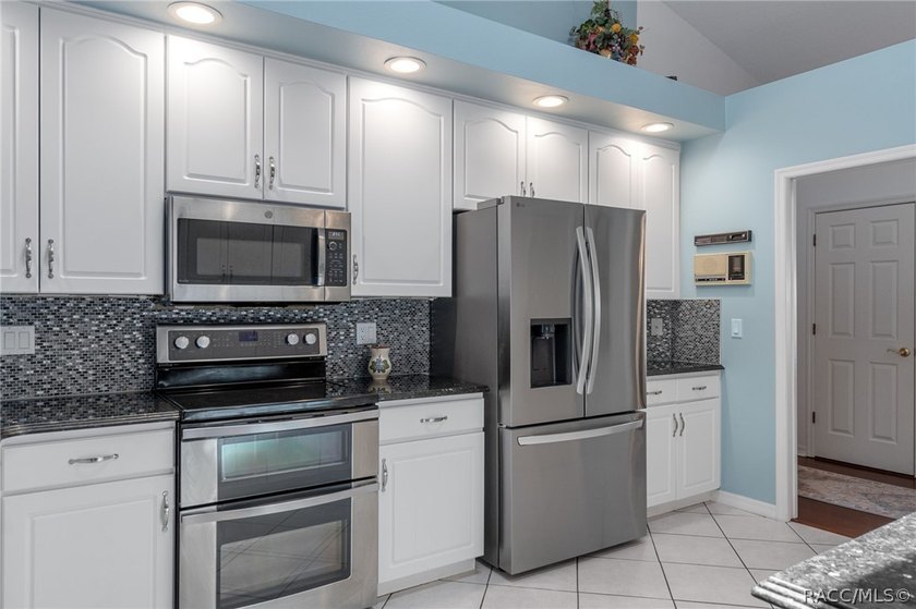 Custom 3 bedroom home with spa designed for entertaining family - photo 19