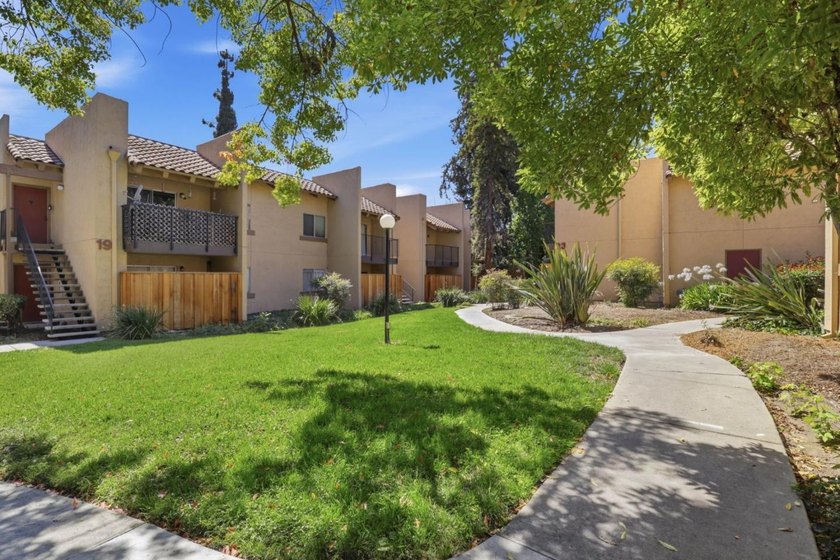 Wonderful starter, down-sizing, or investment property! Located - photo 10