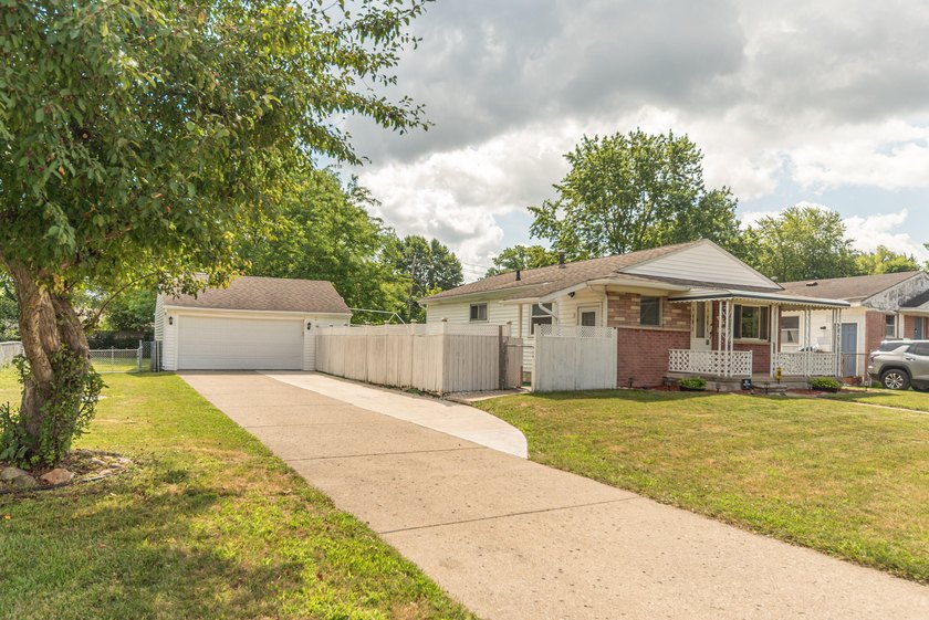 Quiet tree lined street this 3BR/2BA ranch home is located in a - photo 34