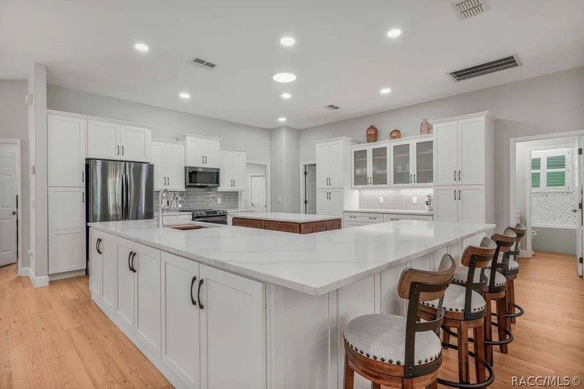 Fully renovated Southern Woods home on nearly half an acre - photo 6