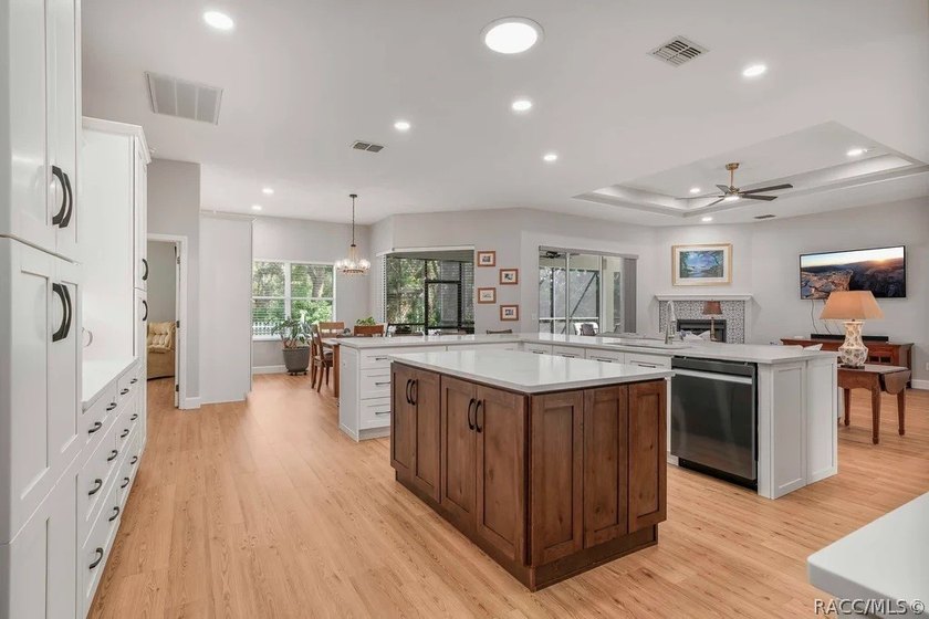 Fully renovated Southern Woods home on nearly half an acre - photo 7