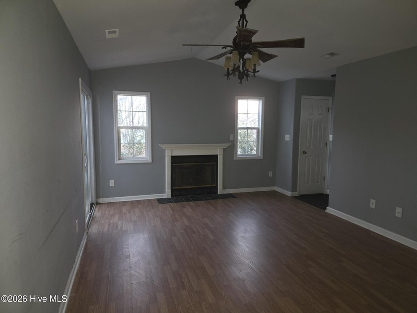 Great home in Foxtrace! Has over 1500 square feet, open kitchen - photo 7