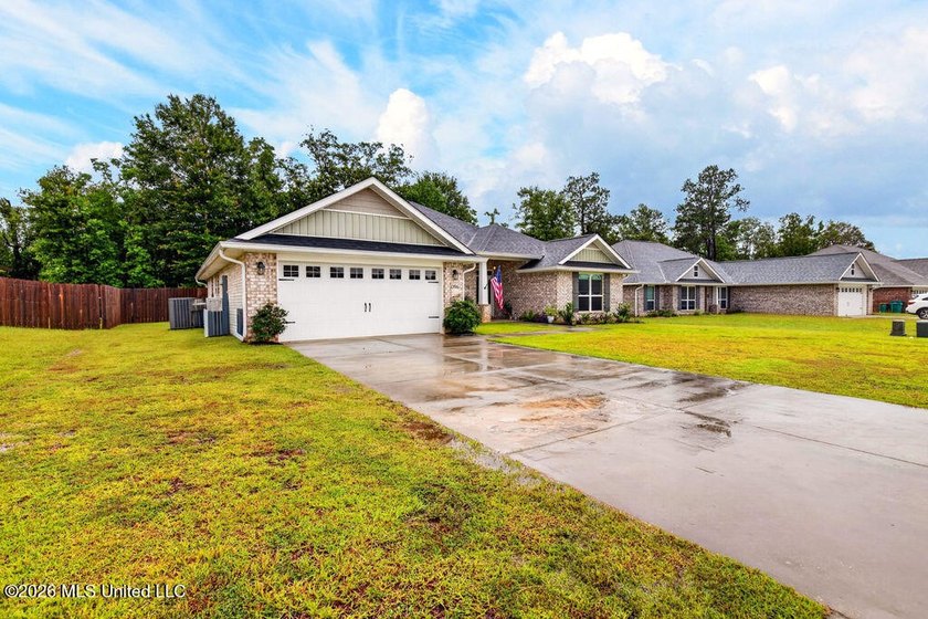 Welcome home to Emerald Lake Estates! This beautiful 4-bedroom - photo 3