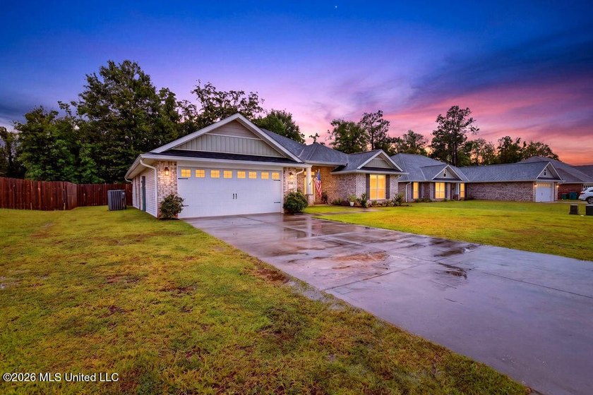 Welcome home to Emerald Lake Estates! This beautiful 4-bedroom - photo 4