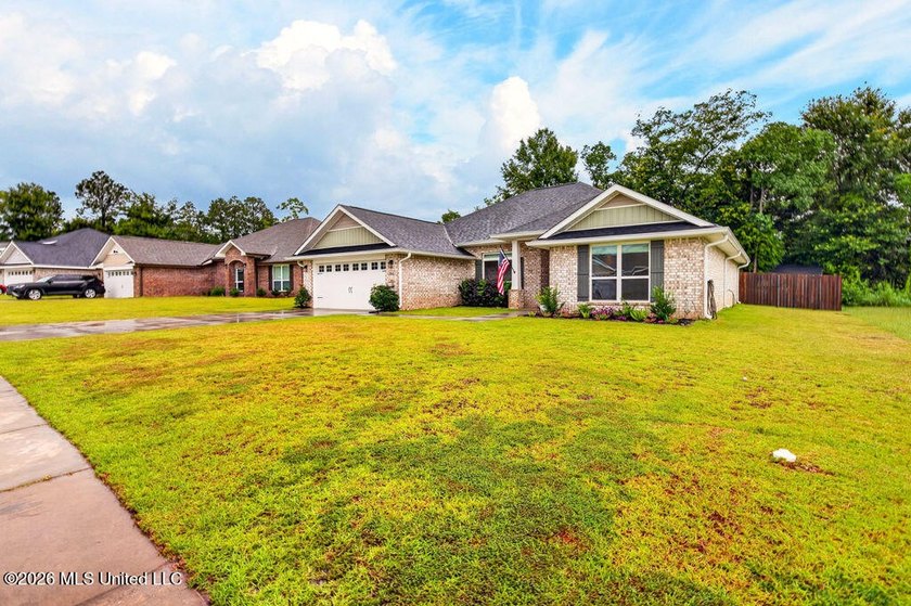 Welcome home to Emerald Lake Estates! This beautiful 4-bedroom - photo 5