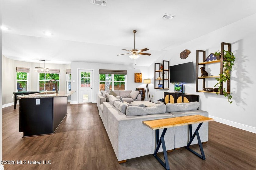 Welcome home to Emerald Lake Estates! This beautiful 4-bedroom - photo 10