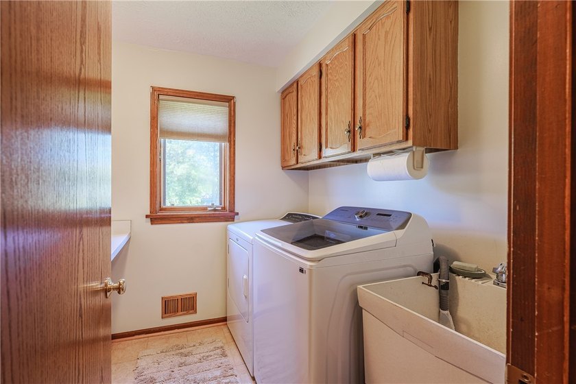 Welcome to this pristine colonial home located in Webster. There - photo 17