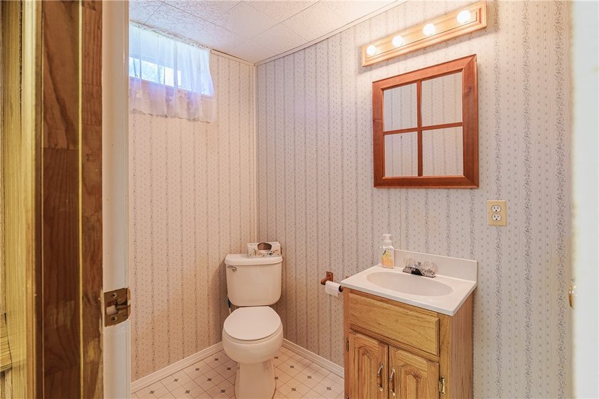 Welcome to this pristine colonial home located in Webster. There - photo 38