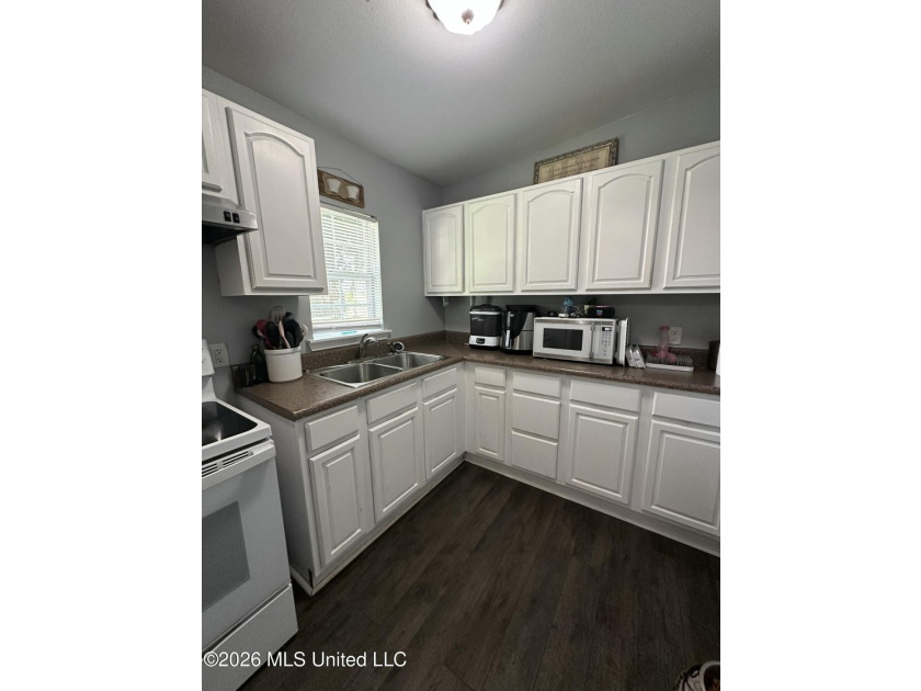 Location, Location, Location!! This Home is Move In Ready! Newly - photo 2