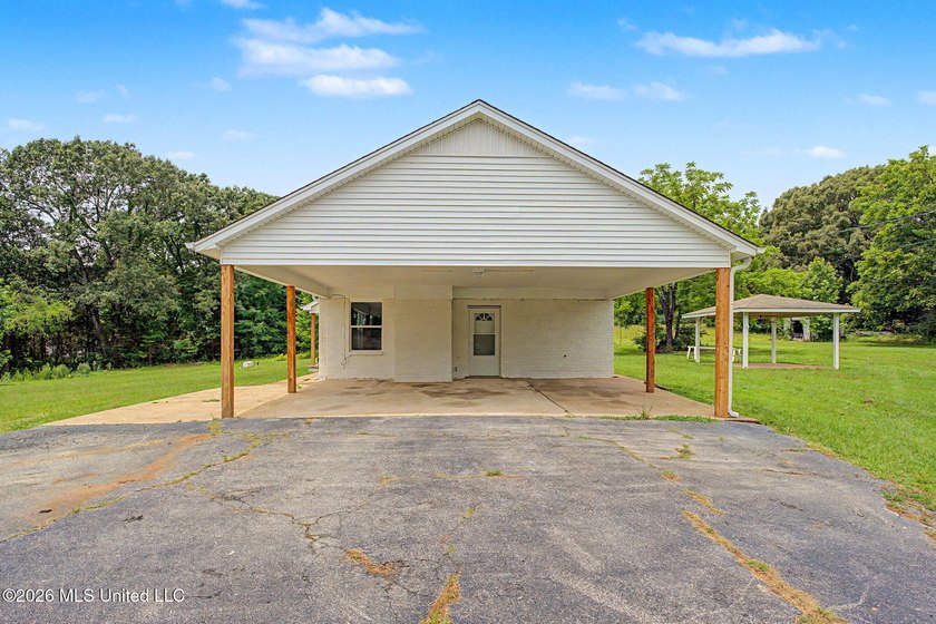 COUNTRY LIVING AT ITS BEST! Welcome to 1945 Pryor Road, where - photo 5