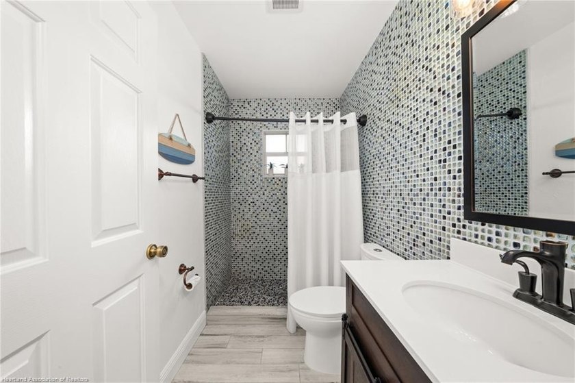 Experience the ultimate lakefront living in Florida with this - photo 25