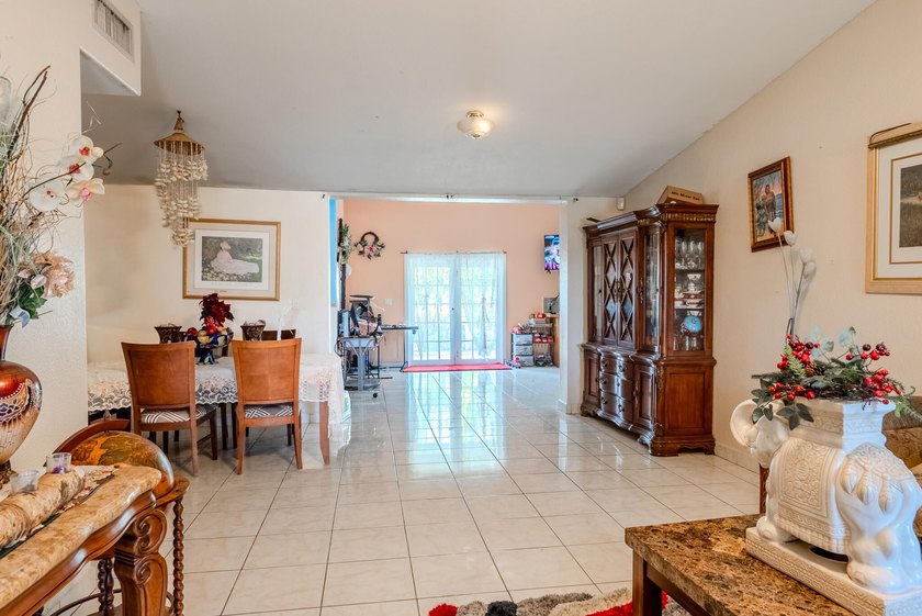 Spacious 4BR/2BA CBS home on a massive, fully fenced 9,000 SF - photo 4