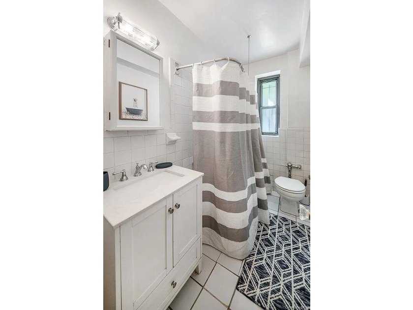 A generously sized 800 sqft one-bedroom apartment in - photo 6