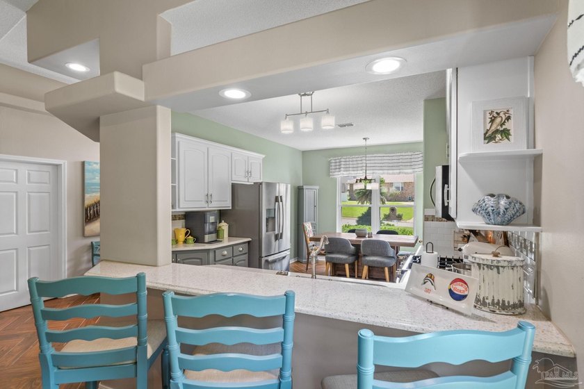 Welcome to this beautifully maintained solid brick home - photo 14
