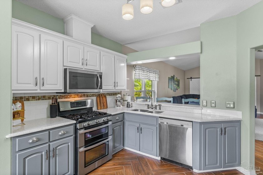 Welcome to this beautifully maintained solid brick home - photo 17