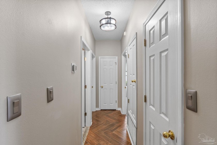 Welcome to this beautifully maintained solid brick home - photo 22
