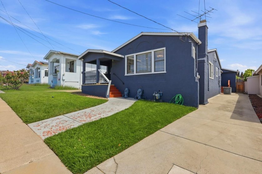 Welcome to this incredible 4 bedroom/3-full bath; 2,139 sq ft - photo 3