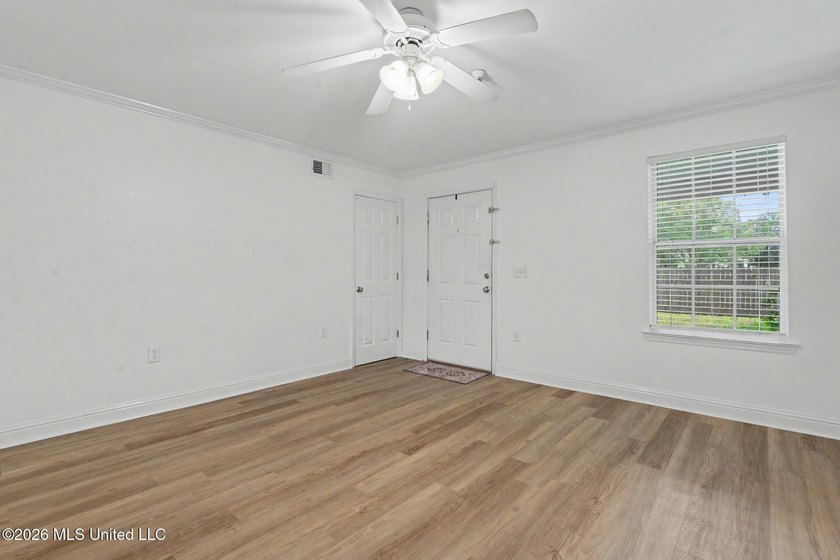 Enjoy coastal living in this beautifully updated first-floor - photo 4