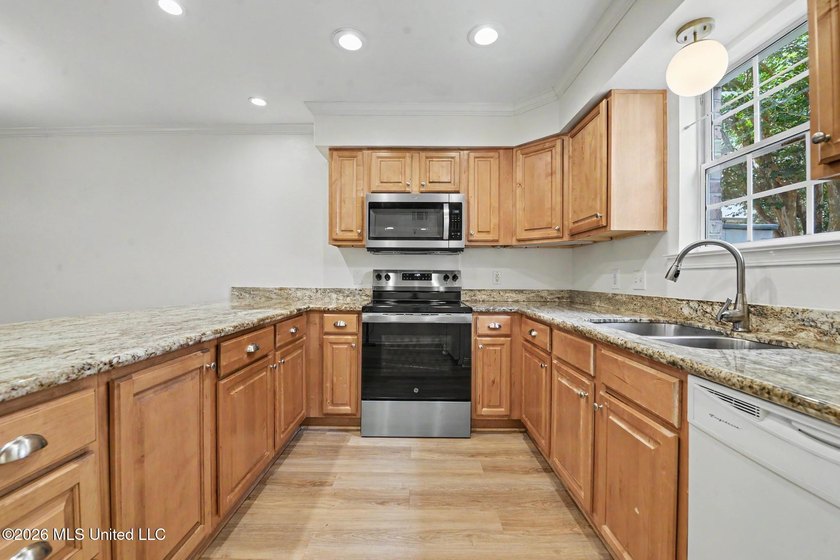 Enjoy coastal living in this beautifully updated first-floor - photo 8