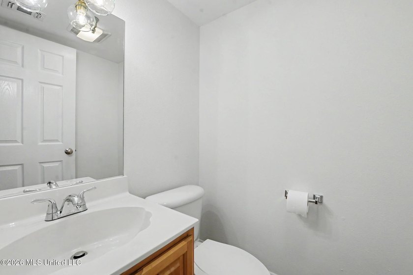 Enjoy coastal living in this beautifully updated first-floor - photo 10