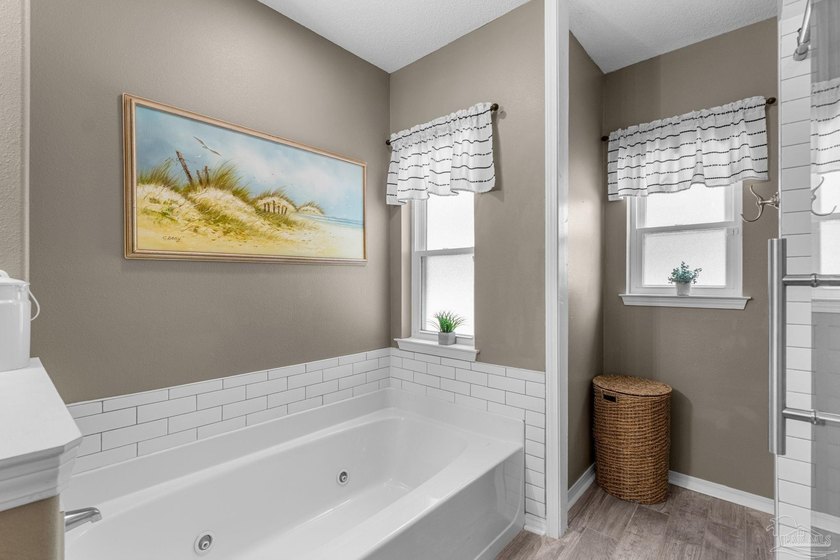 Welcome to this beautifully maintained solid brick home - photo 30