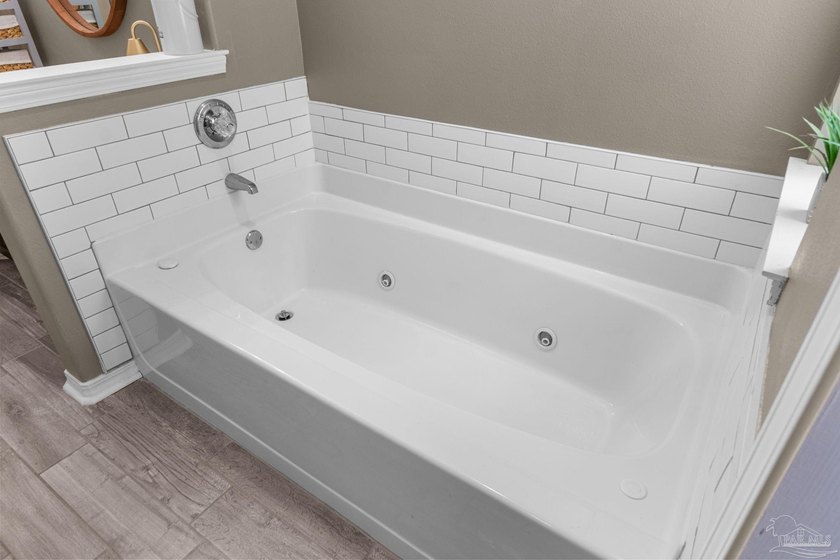 Welcome to this beautifully maintained solid brick home - photo 31