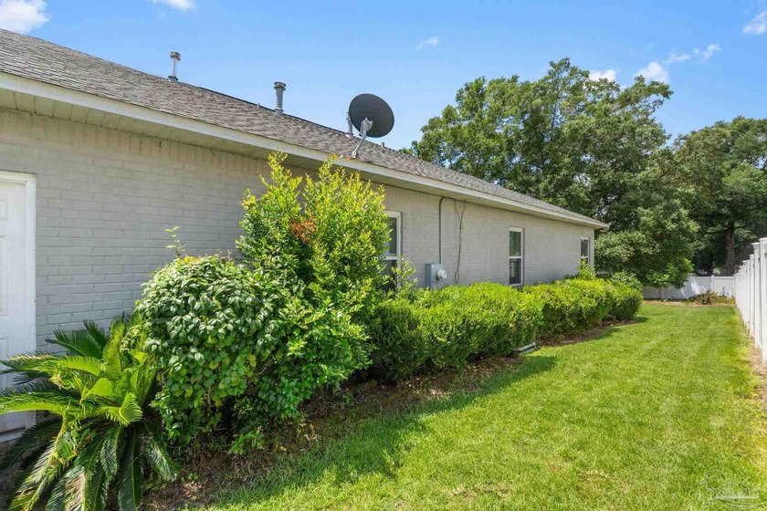 Welcome to this beautifully maintained solid brick home - photo 40