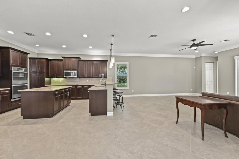 Welcome to this exceptional two-story estate in the exclusive - photo 18