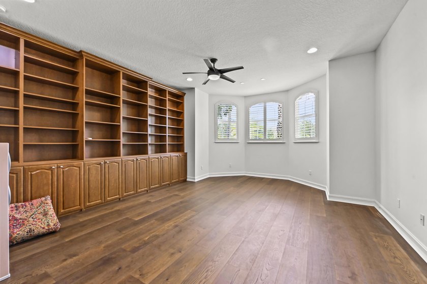 Welcome to this exceptional two-story estate in the exclusive - photo 31