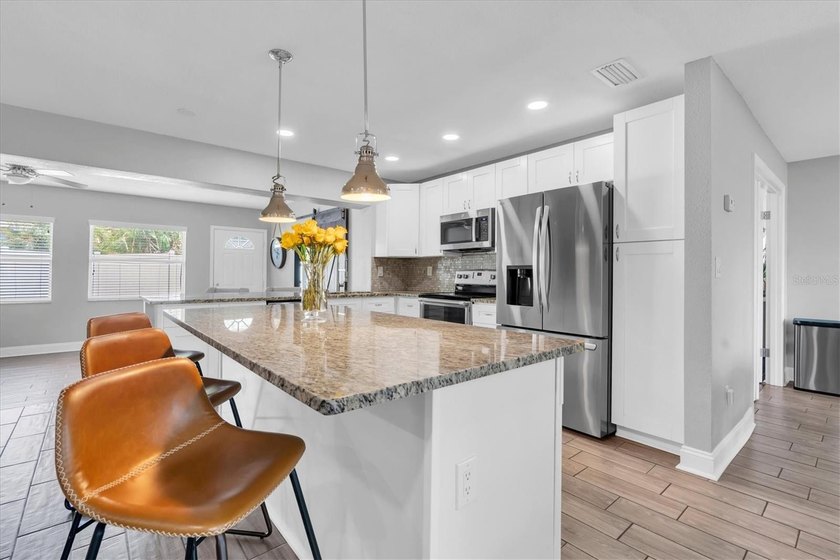 PRIME LOCATION - BEAUTIFULLY DESIGNED &amp; REMODELED HOME WITH - photo 11